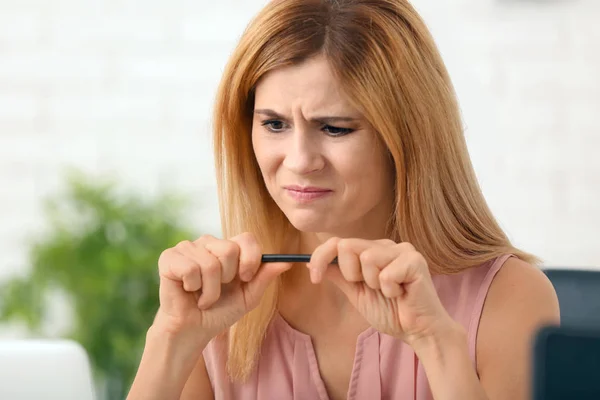 Mulher Estressada Com Lápis Local Trabalho — Fotografia de Stock