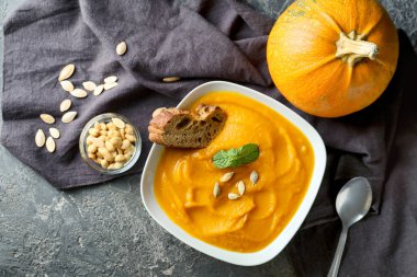 Plaka gri masada lezzetli kabak krem çorbası ile