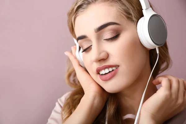 Belle Jeune Femme Écoutant Musique Sur Fond Couleur — Photo