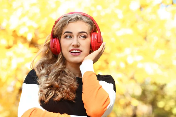 Beautiful Young Woman Listening Music Autumn Park — Stock Photo, Image