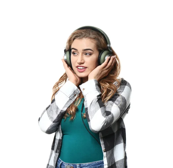 Hermosa Joven Escuchando Música Sobre Fondo Blanco — Foto de Stock