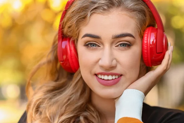 Beautiful Young Woman Listening Music Autumn Park Closeup — Stock Photo, Image