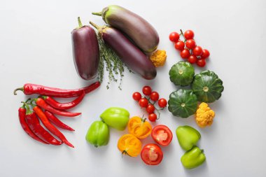 Beyaz arka plan üzerinde çeşitli sebze ile düz yatıyordu kompozisyon