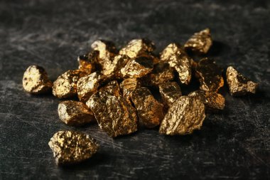 Siyah zemin üzerine altın nuggets