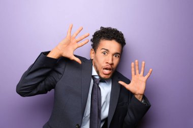 Renk arka plan üzerinde korkmuş Afrikalı-Amerikalı işadamı portresi