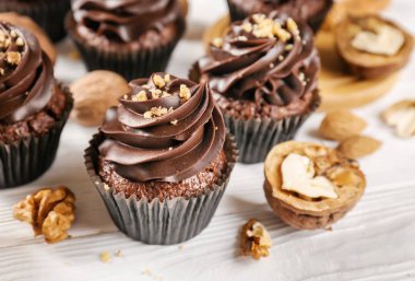 Çikolata cupcakes ve ceviz ahşap tablo
