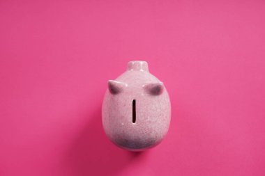 Renk arka plan üzerinde şirin kumbara