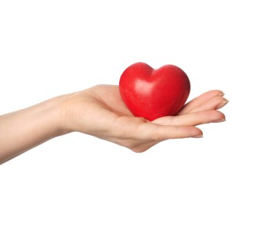 Beyaz zemin üzerine kırmızı kalp tutan kadın