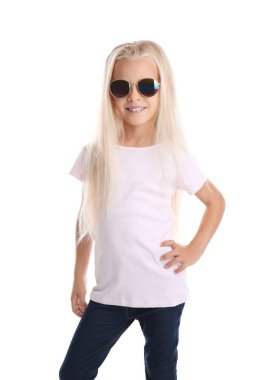 Beyaz arka plan üzerinde güneş gözlüğü ile t-shirt, sevimli küçük kız