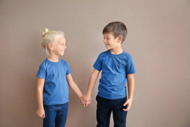 Erkek ve kız renk arka plan üzerinde ellerimi t-shirt