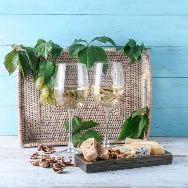 Bardak beyaz şarap ile ahşap masa snacks