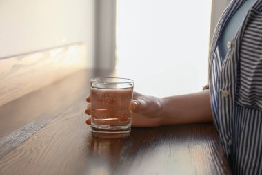 Kadın masada taze su ile