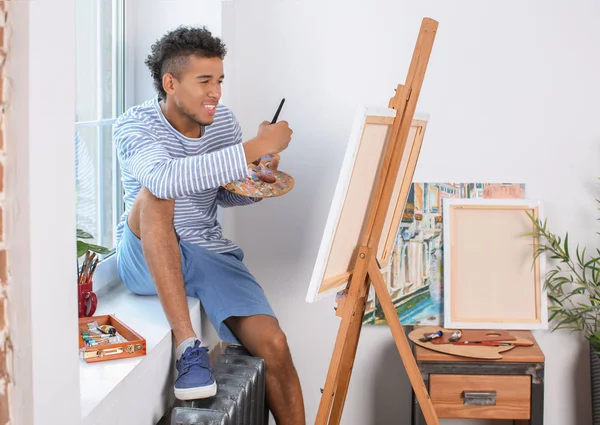 Joven Artista Afroamericano Pintando Cuadro Casa —  Fotos de Stock