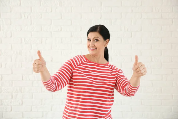 Retrato Mujer Madura Mostrando Pulgar Hacia Arriba Sobre Fondo Blanco — Foto de Stock