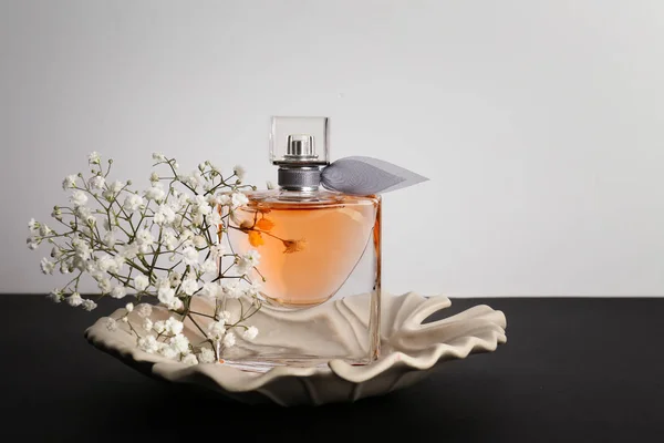 Frasco Transparente Perfume Con Hermosas Flores Mesa Oscura —  Fotos de Stock