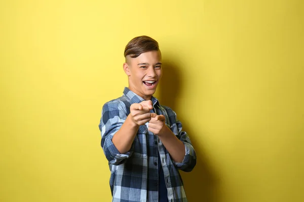 Sorrindo Adolescente Menino Apontando Para Espectador Fundo Cor — Fotografia de Stock