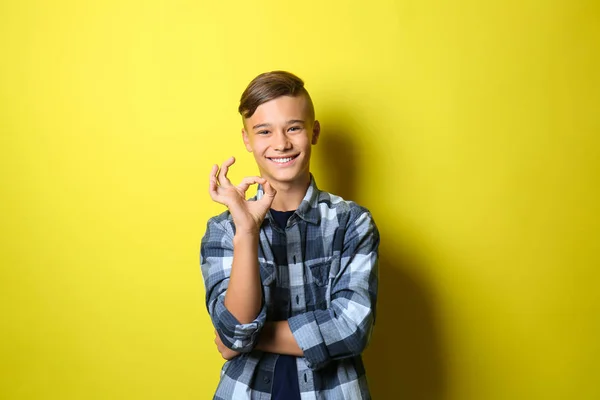 Adolescente Mostrando Gesto Sobre Fondo Color —  Fotos de Stock