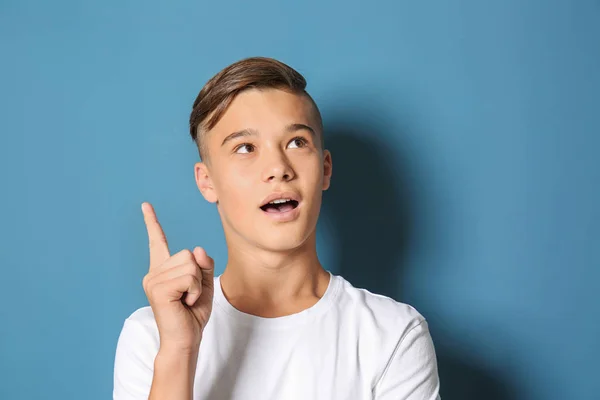 Menino Adolescente Emocional Com Dedo Indicador Levantado Fundo Cor — Fotografia de Stock