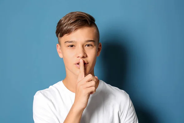 Εφηβικό Αγόρι Που Δείχνει Σιωπή Χειρονομία Χρώμα Φόντου — Φωτογραφία Αρχείου