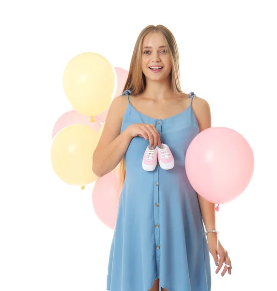 Schöne Schwangere Frau Mit Baby Booties Und Luftballons Auf Weißem — Stockfoto