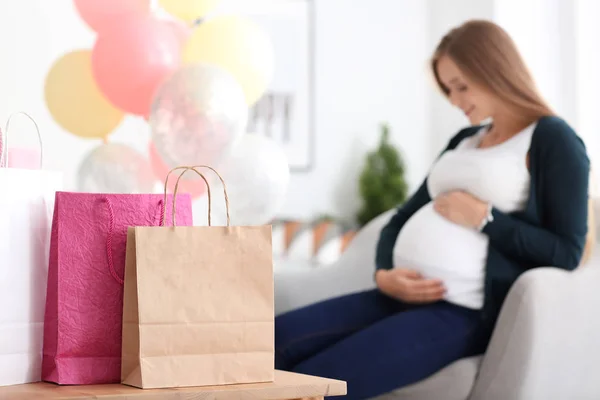 Piękna Kobieta Ciąży Prezenty Baby Shower Strony Domu — Zdjęcie stockowe