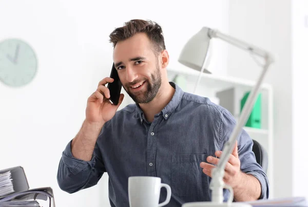 Mutlu Çalışan Office Telefonda Konuşuyor — Stok fotoğraf