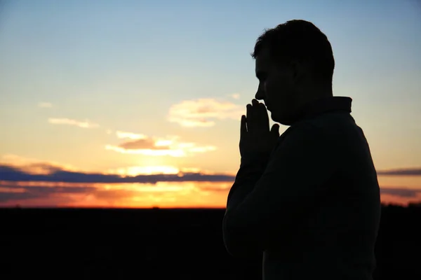 宗教男子在户外祈祷日落 — 图库照片