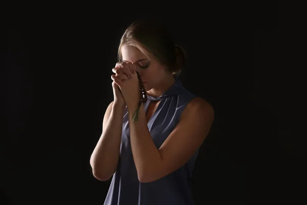 Wanita Muda Yang Cantik Berdoa Latar Belakang Gelap — Stok Foto