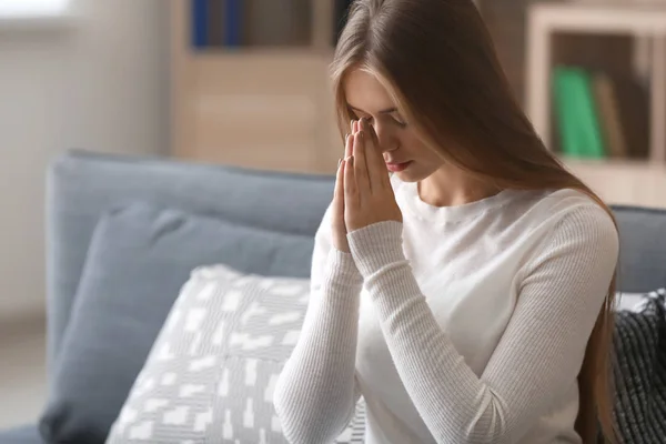 Schöne Junge Frau Betet Hause — Stockfoto