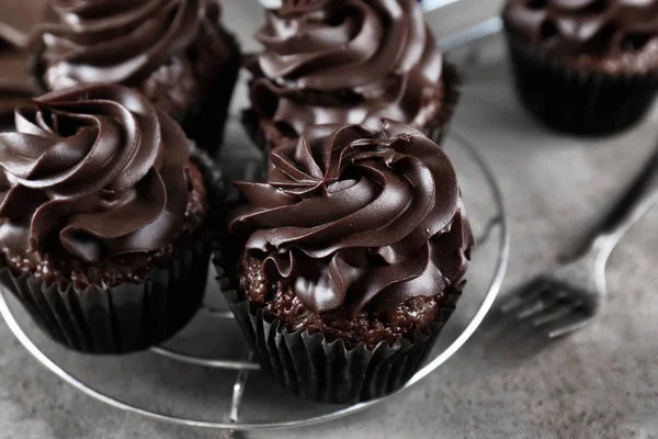 Leckere Schokoladen Cupcakes Auf Grauem Tisch Nahaufnahme — Stockfoto