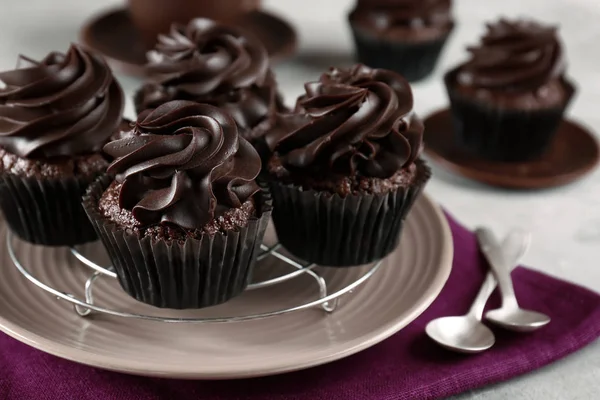 Sabrosos Cupcakes Chocolate Mesa Gris Primer Plano — Foto de Stock
