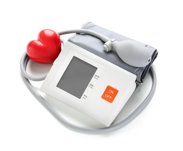 红色心脏的血压计在白色背景 — 图库照片
