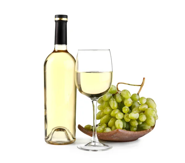 Композиція Смачним Вином Свіжим Виноградом Білому Тлі — стокове фото