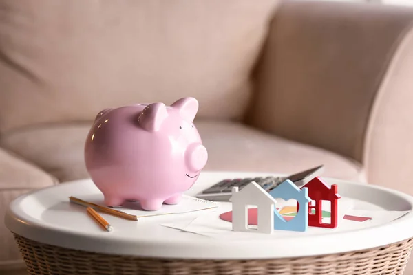 Piggy Bank Met Huis Modellen Witte Tafel Concept Van Onroerend — Stockfoto