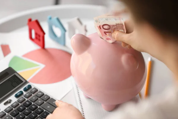 Vrouw Geld Steken Piggy Bank Tellen Rekenmachine Thuis — Stockfoto