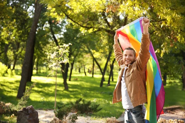 公園でレインボーフラッグ Lgbt の若者 — ストック写真