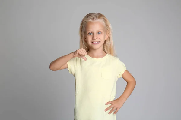 Cute Little Girl Pointing Her Shirt Grey Background — Stock Photo, Image