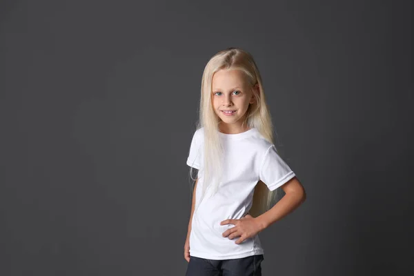 Schattig Klein Meisje Shirt Donkere Achtergrond — Stockfoto