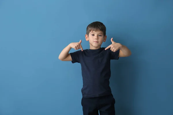 Mignon Petit Garçon Pointant Son Shirt Sur Fond Couleur — Photo