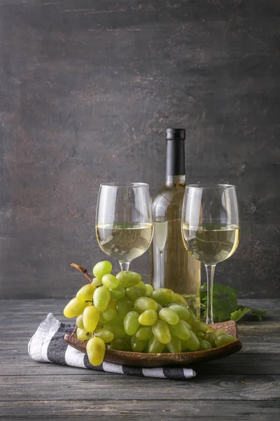 Glasses Bottle White Wine Ripe Grapes Wooden Table — Stock Photo, Image