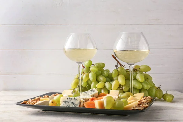 Vasos Vino Blanco Con Aperitivos Uvas Maduras Sobre Mesa Madera —  Fotos de Stock