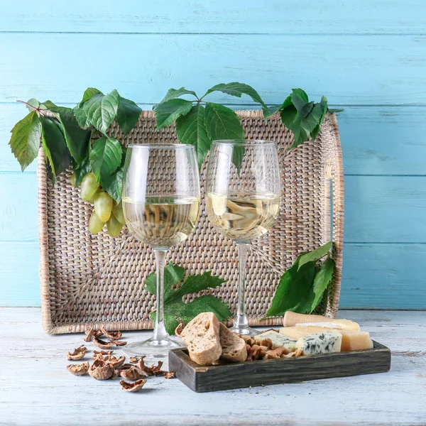 Vasos Vino Blanco Con Aperitivos Mesa Madera —  Fotos de Stock