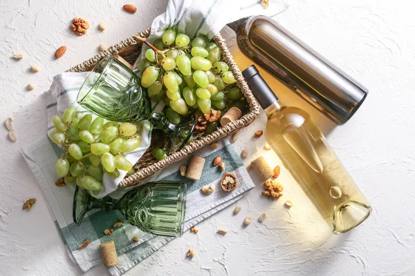 Weinflaschen Mit Reifen Trauben Und Nüssen Auf Weißem Tisch — Stockfoto