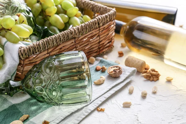 Weidenkorb Mit Reifen Trauben Und Weingläsern Auf Weißem Tisch — Stockfoto