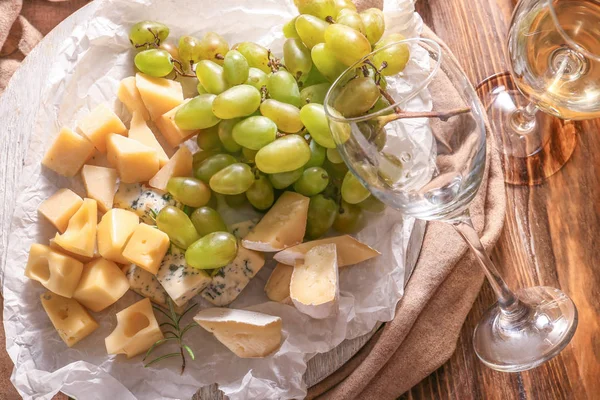 Uvas Maduras Con Queso Vino Sobre Mesa Madera — Foto de Stock