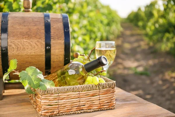 Botella Barril Vino Blanco Con Uvas Maduras Mesa Viñedo —  Fotos de Stock