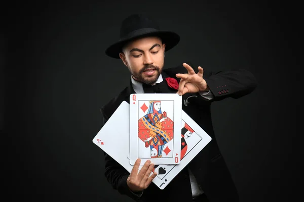 Mago Macho Mostrando Trucos Con Cartas Sobre Fondo Oscuro — Foto de Stock