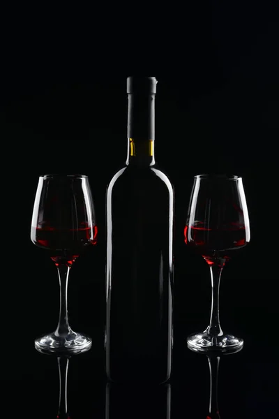 Flasche Und Gläser Rotwein Auf Dunklem Hintergrund — Stockfoto