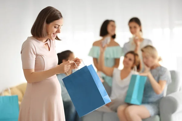 ベビー シャワーのパーティーで紙袋と美しい妊娠中の女性 — ストック写真