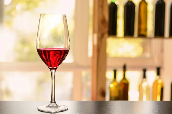 Ποτήρι Κόκκινο Κρασί Στο Σκοτεινό Τραπέζι — Φωτογραφία Αρχείου